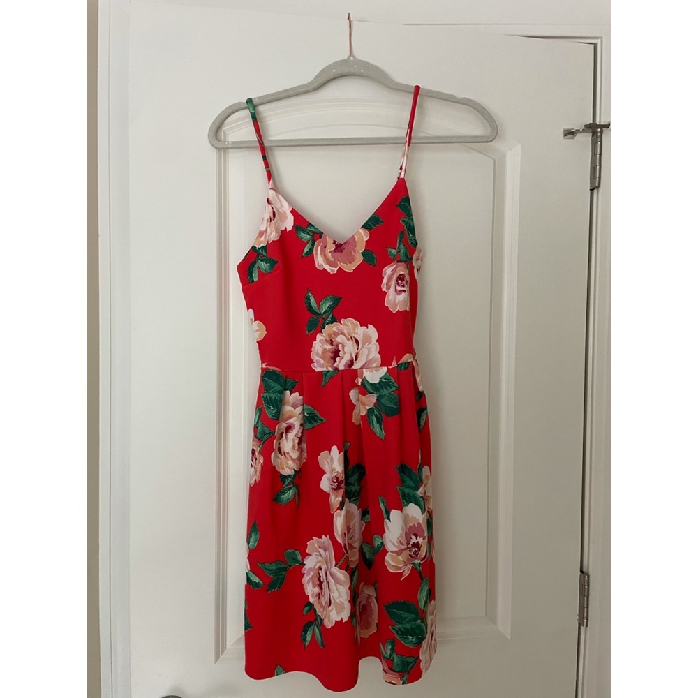 NWT MONTEAU FLORAL DRESS IN SIZE M